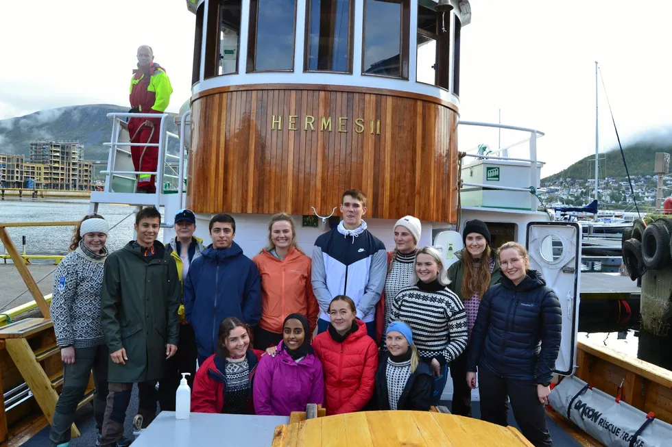 Studenter på fisketur med den Hermes II som bærer mange historier. De siste årene har det vært voldsom økning i søkertallene til de blå utdanningene, men nå er det ikke jobb til alle. Det er på tide med bedre dialog mellom bransjen og skolene. Kan det være en ide å vekke Sett Sjøbein til live igjen, spør Fiskeribaldet.