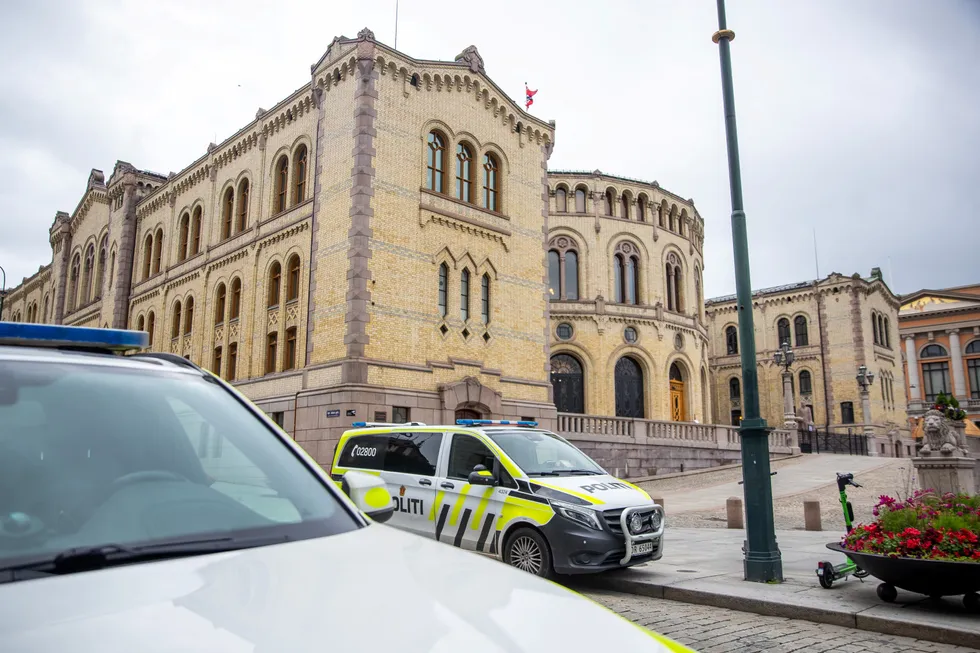 Senterpartiet vil ha flere politikontor, Politiets Fellesforbund vil ha flere politifolk og patruljer.