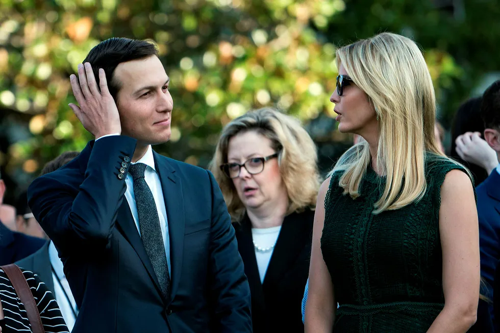 Jared Kushner og Ivanka Trump ved Det hvite hus 11. september. Nå har det kommet ut at de to har hatt en privat e-postkonto sammen, og brukt den i jobbsammenheng. Foto: Brendan Smialowski/AFP/NTB Scanpix