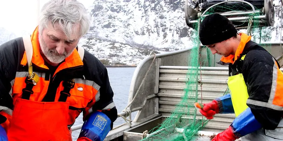 Kyrre (65) og sønnen Sverre Johansen (23) fisker skrei rett utenfor stuedøra, i Austnesfjorden. Foto: Torhild Måkestad Martinussen