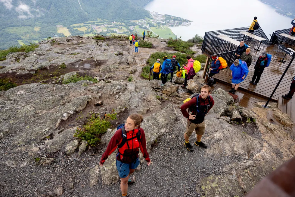 Romsdalsgondolen, som går fra Åndalsnes sentrum til fjelltoppen Nesaksla i Rauma kommune, er en populær turistattraksjon. Banen er 1676 meter og den lengste i Norge.