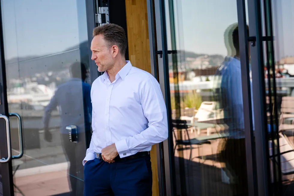 Jan Erik Kjerpeseth, konsernsjef Sparebanken Vest, surfet på Sbankens upopularitet i vår.