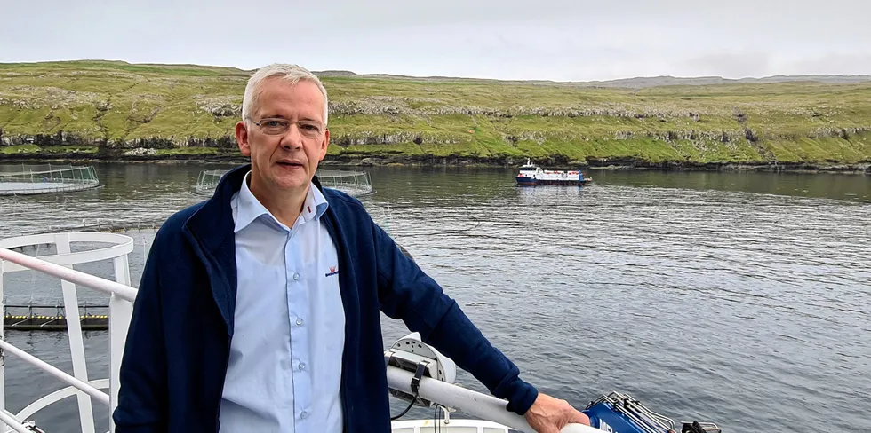 Bakkafrost-sjef Regin Jacobsen. Her ved sjølokaliteten Gulen (A02) rett utenfor Torshavn, som er den av lokalitetene til Bakkafrost som har mest strøm.