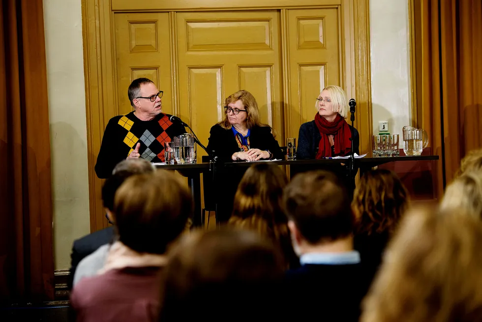 Høyskolelektor Petter Kongsgården ved Institutt for pedagogikk på Høgskolen i Sørøst-Norge (fra venstre), professor Anne C. Elster ved Institutt for datateknikk og informasjonsvitenskap på NTNU og førsteamanuensis Anniken Hagelund ved Institutt for sosiologi og samfunnsgeografi ved UiO under panelsamtalen i regi av Nokut. Foto: Mikaela Berg