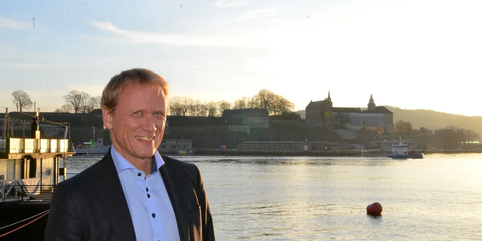 Konsernsjef Rolf Barmen i Fjordkraft kan smile over at selskapet ikke lenger er merket med sure fjes på noen av sine strømavtaler på strømpris.no. I tillegg topper de oversikten over de billigste spotavtalene.