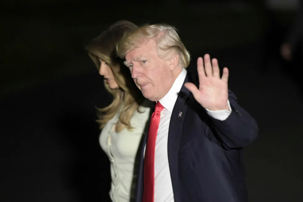 USAs president Donald Trump, her fotografert sammen med sin kone Melania på vei tilbake til Det Hvite Hus etter sin ni dager lange utenlandsreise. Foto: BRENDAN SMIALOWSKI/AFP Photo