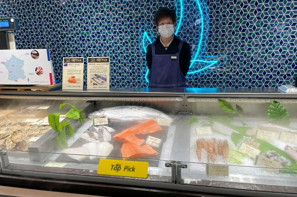 Laksen er viet stor plass og oppmerksomhet i supermarkedet Intrafish besøkte i Shanghai i mai måned. Den hele laksen øverst i disken var fra New Zealand, og var langt høgere priset enn den norske som ligger som filet i forgrunnen. Kina var i mai Norges 9. største laksemarked.