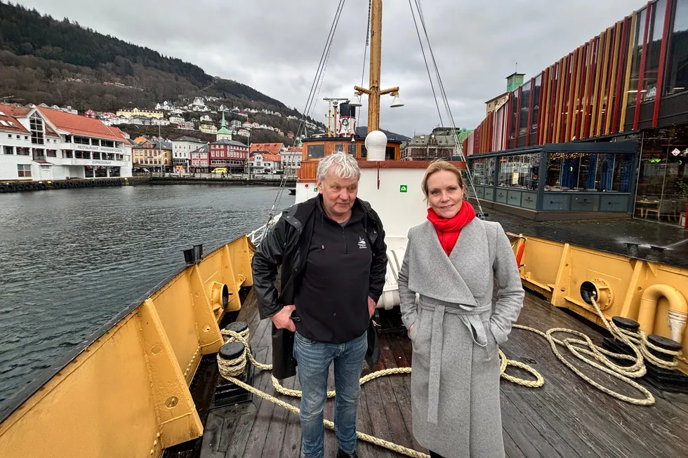 Frivillig Øyvin Konglevoll og riksantikvar Hanna Geiran om bord på MS «Granvin».