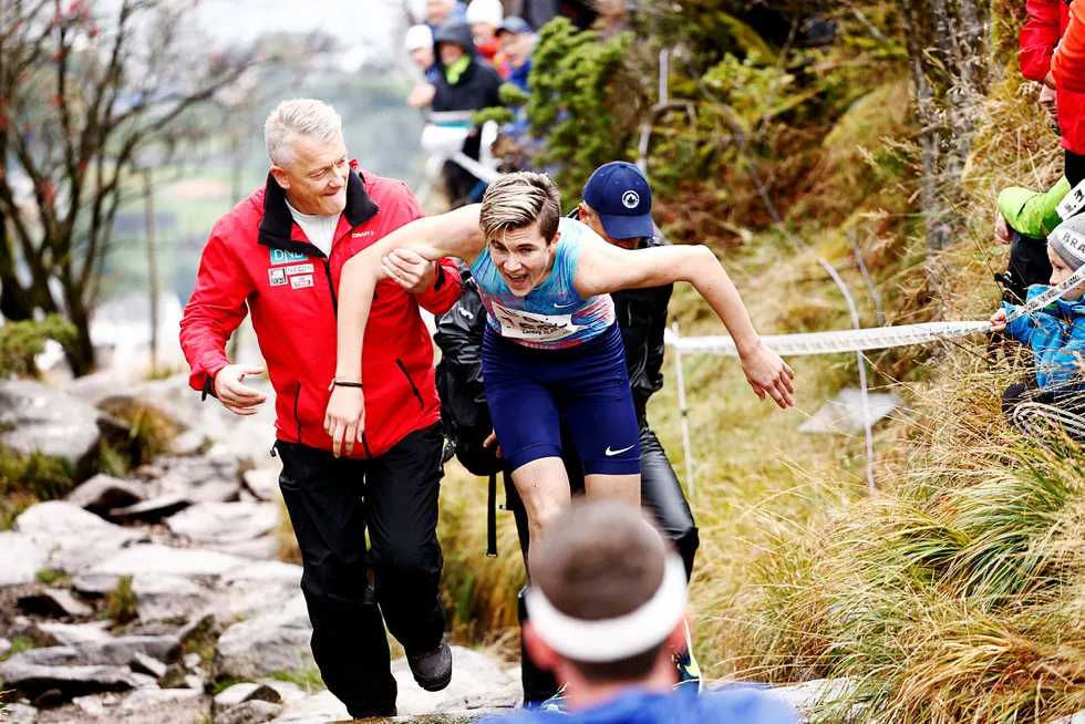Jakob Ingebrigtsen (17) åpnet hardt i Stoltzekleiven Opp lørdag 30. september og sprakk, men presset seg likevel videre. På slutten kollapset han og måtte ha hjelp av far og trener Gjert Ingebrigtsen for å komme seg til mål. Foto: Jonatan Rosengren Drake/Stoltzekleiven Opp