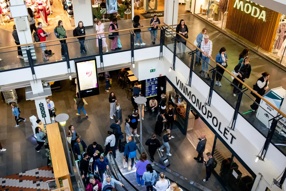 Det var lange køer ved de fleste minibankene i Oslo sentrum mandag formiddag.