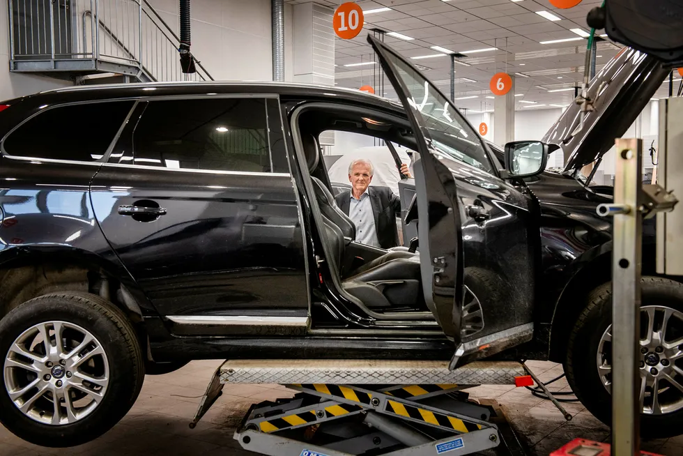 - Mange ønsker seg et mer personlig forhold til sin servicetekniker og har derfor utviklet måten vi driver service på basert på det, sier Volvo-sjef Øystein Herland hos Bilia på Fornebu. Foto: Skjalg Bøhmer Vold