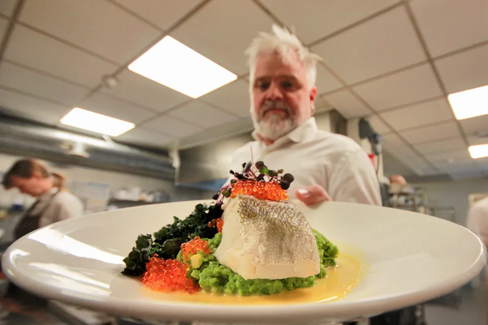VEL BEKOMME: Gründer, sommelier og servitør Petter Lidal ved restaurant Bien i Bergen er mer enn entusiastisk over tradisjonsmaten persetorsk, som restauranten har gjort populær igjen.