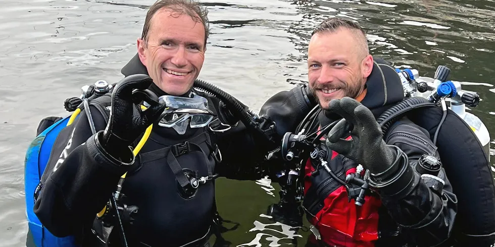 Fredrik Myhre, leder for havteamet i WWF Verdens naturfond (t.v) og klima- og miljøminister Espen Barth-Eide etter en dykketur i Oslofjorden.