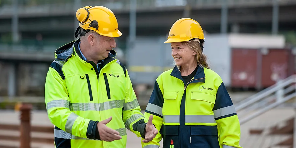 Konsernsjef Jannicke Hilland har fått ny hjelm og arbeidsjakke med Eviny-logoen, mens adm.dir Ketil Tømmernes i nettselskapet skal videreføre BKK-navnet.