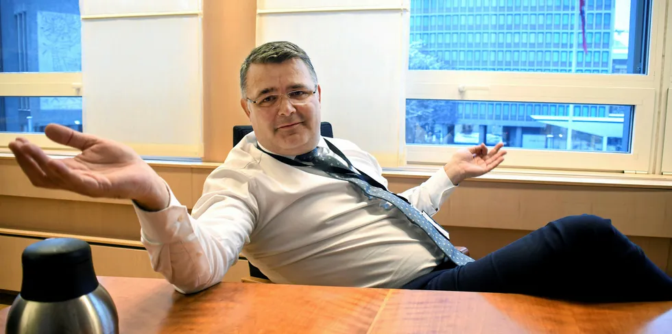 Olje- og energiminister Kjell-Børge Freiberg (Frp) vil ha en skikkelig behandling av NorthConnect-søknaden, selv om andre i partiet hans sier at de er imot kabelen.