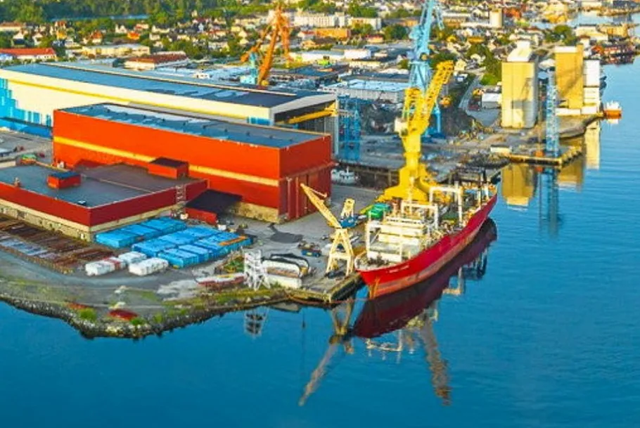 Westcon Yards Florø, med «Centurion del Atlantico» i front.