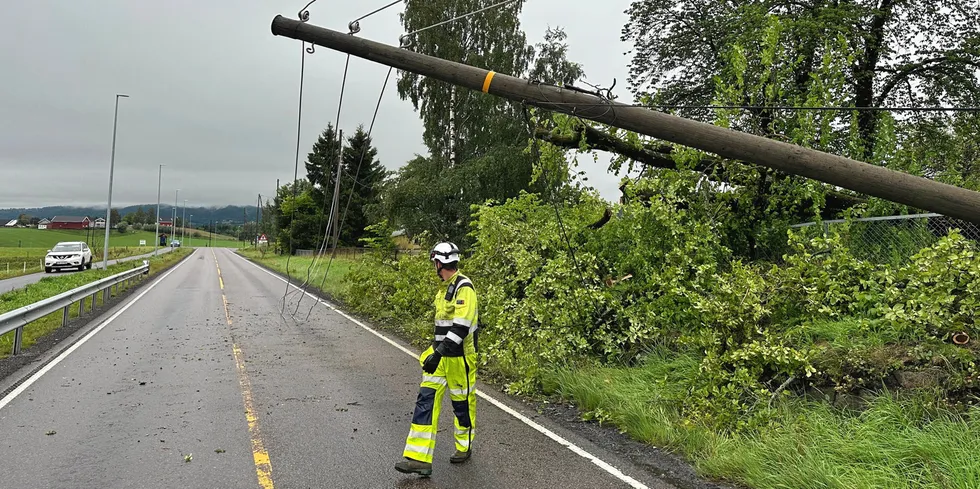 Ledningsnettet sliter i uværet. Flere av Elvias nettstasjoner står i fare for å kortslutte som følge av vannmengdene.