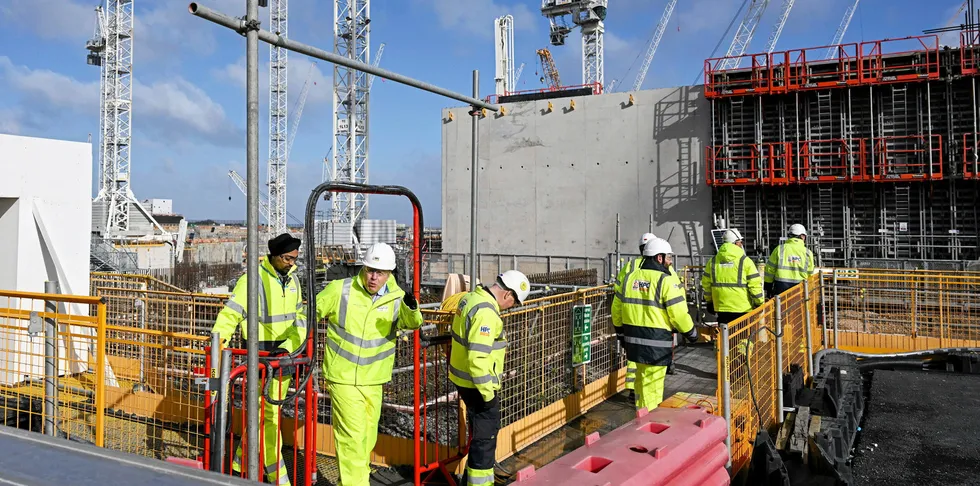 Boris Johnson på byggeplassen Hinkley Point C atomkraftverk i Somerset i april 2022. Hinkley Point C er det dyreste kjernekraftverket i verden.