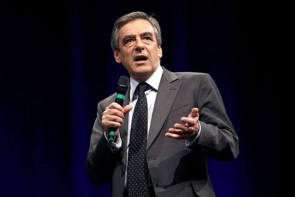 Frankrikes presidentkandidat François Fillon anklager presidenten for å male et skandalefritt bilde av seg selv. Foto: Michel Spingler/Ap/NTB scanpix