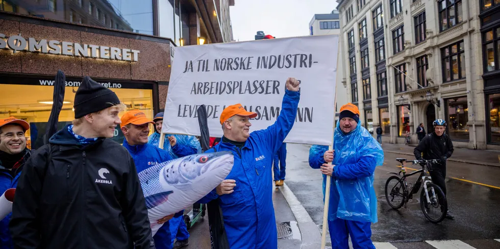 Hans Stølan hovedtillitsvalgt Salmar og organisator. Buss fra Frøya med laksearbeidere som protester mot skatt.