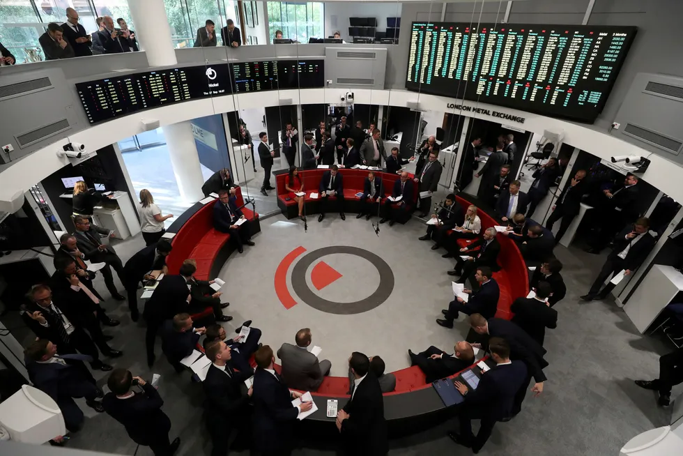 London Metal Exchange saksøkes for milliarder av det amerikanske hedgefondet Elliott Management. Her fra markedsplassens handelsgulv.