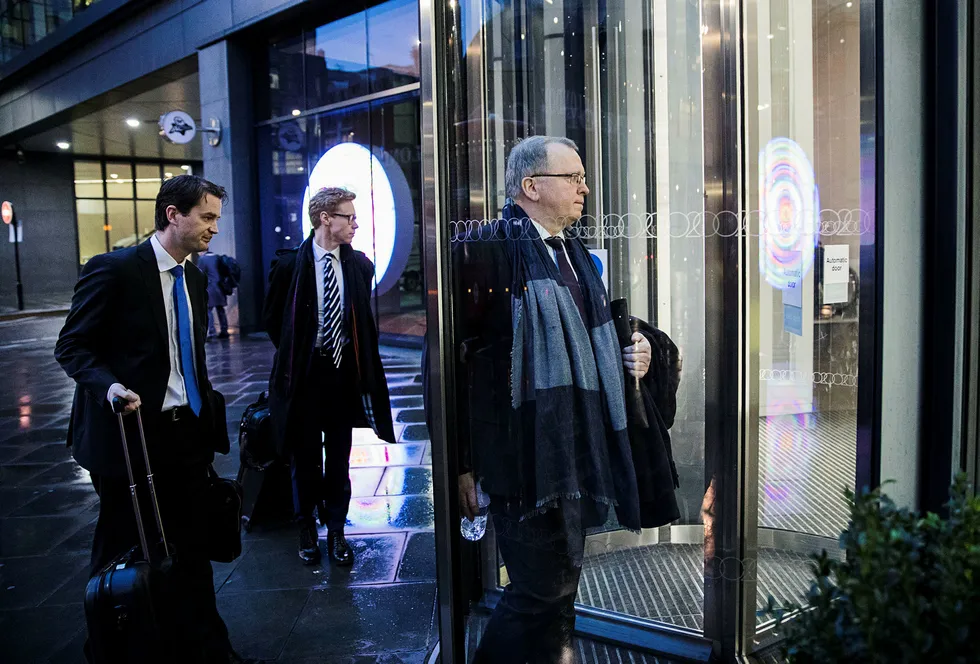 Konsernsjef Eldar Sætre i Statoil på vei inn til pressekonferansen og kapitalmarkedsdagen i sentrum av London tirsdag. Her har han følge av informasjonsrådgiver Per Arne Solend og informasjonsdirektør Bård Glad Pedersen (til venstre). Foto: Per Thrana