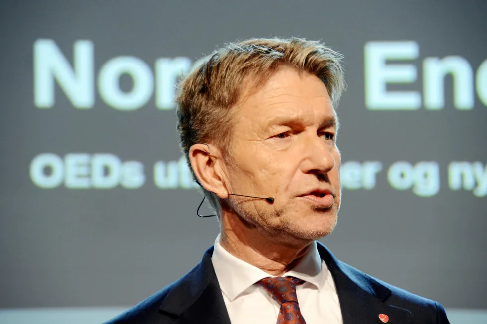 En skuffet og irritert statsråd. Energiminister Terje Aasland forventer at strømsalgbransjen selv tar ansvar etter enda en runde der mange regelverk har blitt avdekket.