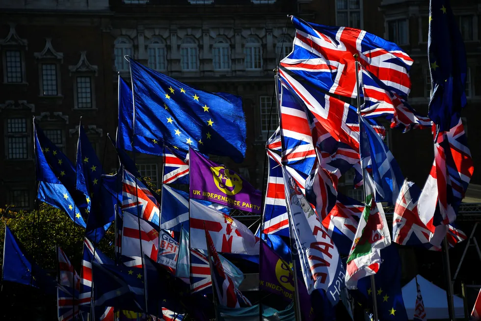 Demonstranter fra begge sider er på plass foran parlamentet i London foran mandagens debatt og avstemning om nyvalg.