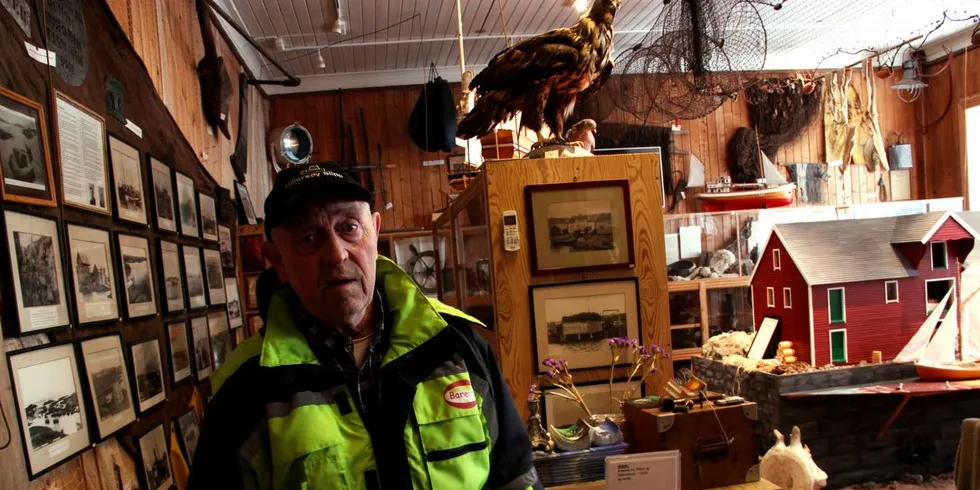 Håvard Halsøy har bidratt med mange antikviteter og fotografier til Temaparken og er en ivrig samler av gamle skatter. Her fiskeriutstillingen på museet. Foto: Torhild Måkestad Martinussen