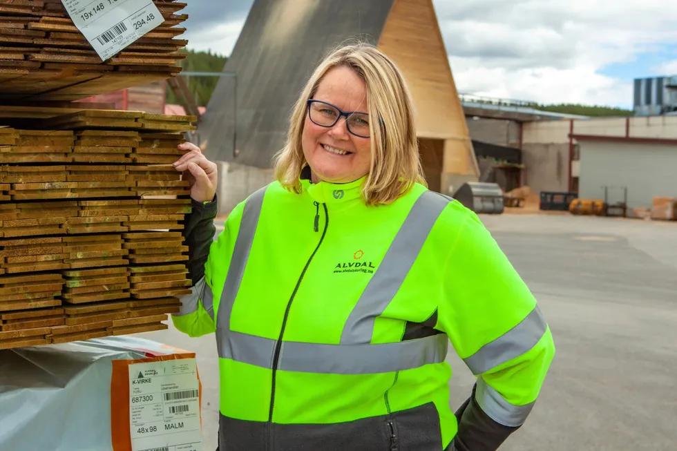 Administrerende direktør ved Alvdal Skurlag, Berit Nordseth Moen, har vært nødt til å redusere arbeidsstokken kraftig siden i sommer. For bunnen har falt ut av trevaremarkedet samtidig som strømprisene rammer bransjen hardt.