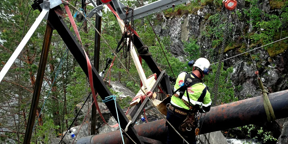 Vertikalt landskap: Å drive kraftproduksjon og nettvirksomhet når landskapet stort sett er loddrett er krevende. Her er Rune Korsedal i Stranda Energi i ferd med å demontere en eldre rørgate.