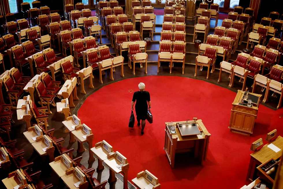 Finansminister Siv Jensen går mot plassen sin i stortingssalen for å legge frem statsbudsjettet mandag morgen.