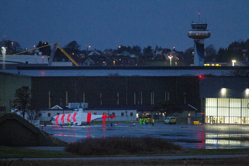 Det nye redningshelikopteret til 330 skvadron på Sola, veltet fredag ettermiddag utenfor hangaren under testing. Rotoren var i gang under velten. Ingen ble skadet. Foto: Carina Johansen/NTB