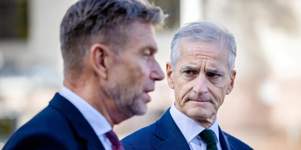 Olje- og energiminister Terje Aasland jobber med eksportreguleringer. Samtidig poengterer statsminister Jonas Gahr Støre at det ikke skal eksperimenteres med kraftsystemet.