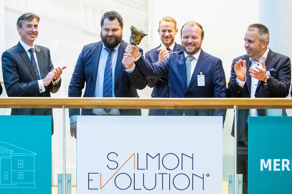 Børsdirektør Øivind Amundsen, helt til venstre, var tidligere sjef for avdelingen for førstehåndsmarkedet ved Oslo Børs. Her fra noteringen av det landbaserte lakseselskapet Salmon Evolution 18. september.