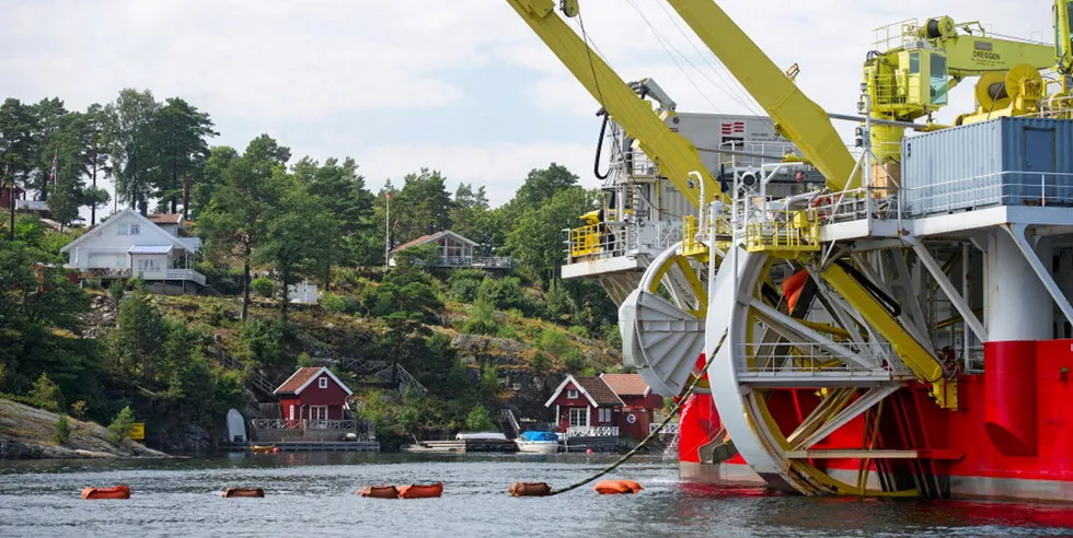 Bildet er fra installasjonen av Skagerrak 4, en 130 km lang kraftkabel mellom Bulbjerg (Danmark) og Kvivika (Norge). Det har vært feil på kabelen siden 2019.