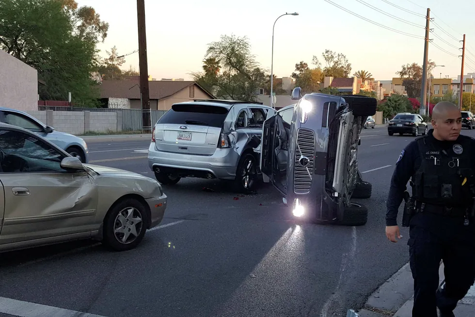Overalt der liv, helse og miljø står på spill må samfunnet derfor kreve at teknologien ikke bare virker, men langt viktigere: at den ikke feiler. Her en selvdreven Volvo suv som har veltet etter en kollisjon i Arizona, USA. Foto: Handout/Reuters/NTB Scanpix