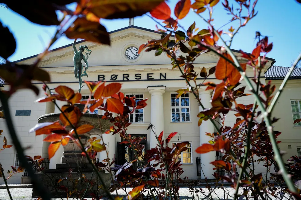 De fleste arbeidstagere er ikke og blir ikke ansatt i børsnoterte selskaper. Ordningen vil derfor bidra lite til å skape trygge arbeidsplasser i norsk næringsliv, slik regjeringen pekte på i regjeringsplattformen, skriver artikkelforfatterne. Foto: Skjalg Bøhmer Vold