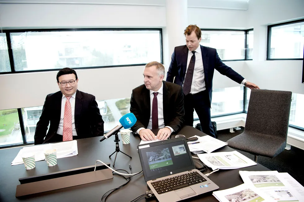 Det er uklart hvor lenge Oceanwood ønsker å sitte som eier av Norske Skog og dets papirfabrikker. Fra venstre John Chiang, investeringsdirektør i Oceanwood Capital Management, styreleder Sven Ombudstvedt og konsernsjef Lars P.S. Sperre. Foto: Elin Høyland
