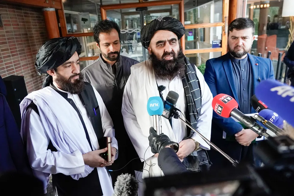 Talibans Amir Khan Muttaqi (midten) svarer på spørsmål utenfor Soria Moria hotell i en pause under møtet mellom Taliban og internasjonale spesialrepresentanter i forrige uke.