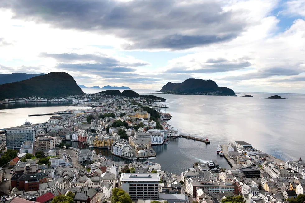 Ålesund har fått utbetalt 200 millioner kroner fra budsjettet til oppsplitting av sammenslåtte fylkeskommuner og kommuner.