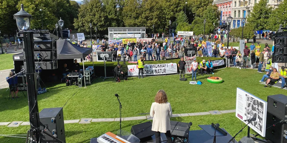Motvind arrangerte demonstrasjon mot vindkraft foran Stortinget lørdag 4. september. Vindkraft.