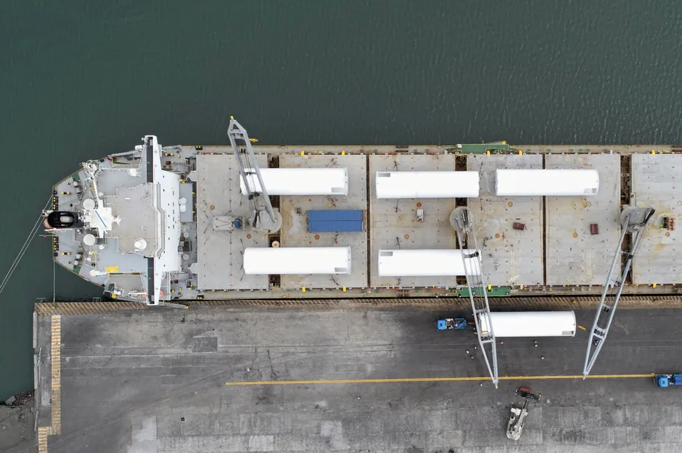 G2 Ocean sitt Raven Arrow bulkfartøy lastes med deler til vindturbiner.