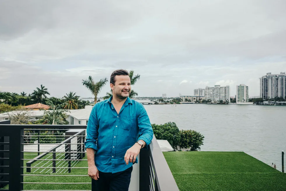Are Traasdahl solgte Tapad til Telenor for 2,7 milliarder kroner i februar i fjor. Her er han avbildet på takterrassen til huset som kostet ham 22 millioner dollar. Foto: Johannes Worsøe Berg