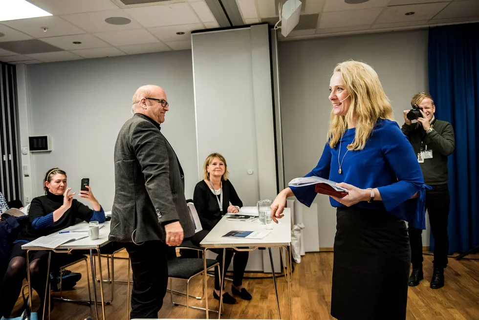 Statsråd Anniken Hauglie fikk fredag overrakt en rapport som skal danne grunnlaget for neste års stortingsmelding om sikkerheten på norsk sokkel. Professor Ole Andreas Engen har ledet arbeidet med rapporten. Foto: Fartein Rudjord