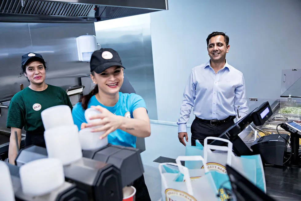 I 2017 åpnet Aziz-brødrene Norges største kebabrestaurant i en nedlagt Rema 1000-butikk på Kalbakken i Oslo. I fjor omsatte spisestedet for 21,9 millioner kroner. Her er gründer og styreleder i Aziz Invest, Tariq Aziz, sammen med Dragica (i midten) og Neha (til venstre).