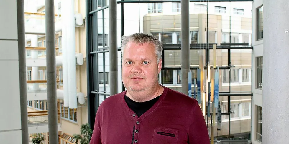JOBBER PÅ SPRENG: Daglig leder Roger Sørgård i Kråkøy Slakteri jobber på spreng for å få sikret nye kontrakter.Foto: Pressefoto