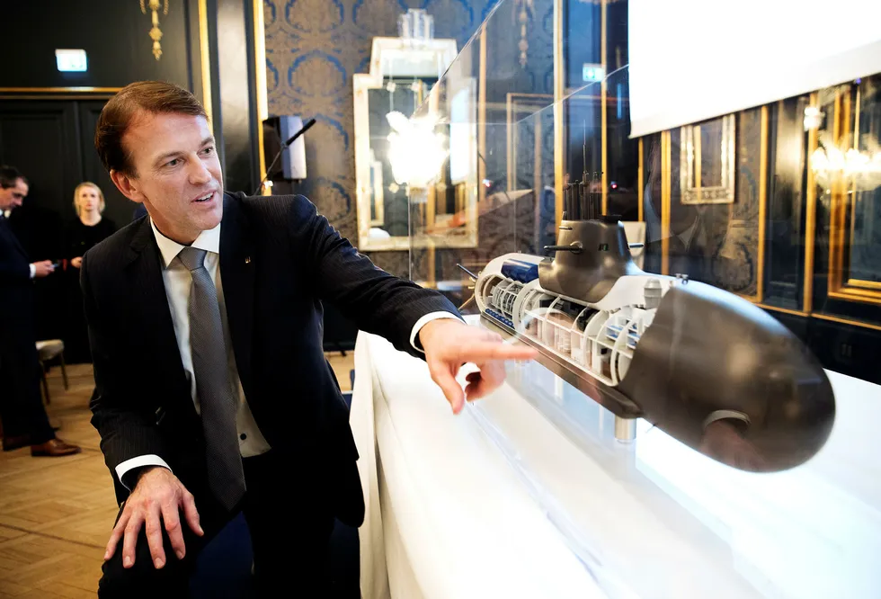 Kongsberggruppen varslet forrige uke at den venter at ordreboken innen forsvar vil øke de neste kvartalene, og kommer derfor inn i varmen hos Sparebank 1 Markets. Eirik Lie, administrerende direktør i Kongsberg Defence System, viser fram en modell av en ubåt. Foto: Vidar Ruud/NTB Scanpix