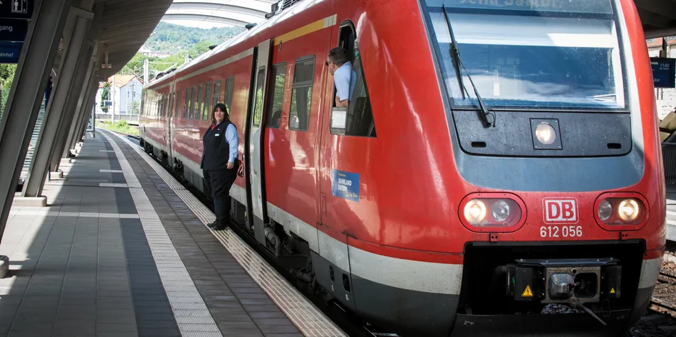 Opprinnelsesgarantien Deutsche Bahn har kjøpt fra Mågeli kraftverk, sertifiserer at det samme volumet de får levert fra strømnettet i Tyskland, blir produsert fornybart ved Mågeli. Ordningen gjør at Mågeli får ekstra betalt for å produsere kraften de uansett ville produsert. Garantiene har ingenting å si for den fysiske flyten av strøm.