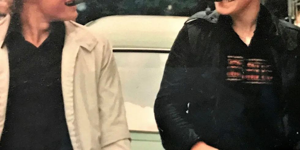 SIGARFØRING: Med de største sigarer feiret Stig (27) og Kjell Magne (24) Ervik kjøpet av landets eldste autolinebåt i 1987 som ble starten på byggingen av verdens største autolinebåtrederi.